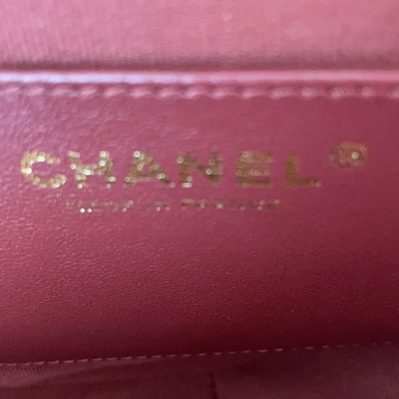 Chanel Clutch aus schwarzem Lammleder mit gestepptem CC-Logo in Herzform und Kette (2022)