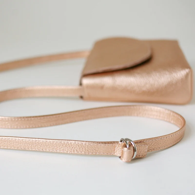 Minimalistische Schultertasche Kupferrose