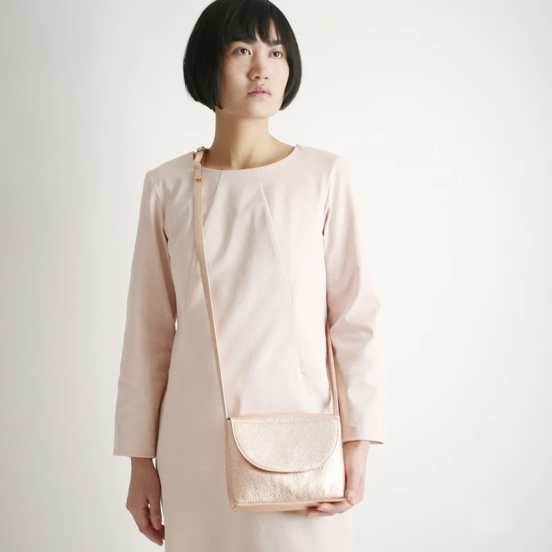 Minimalistische Schultertasche Kupferrose
