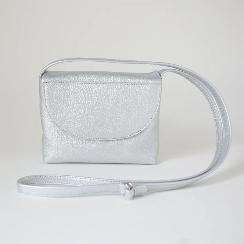 Minimalistische Schultertasche Silber