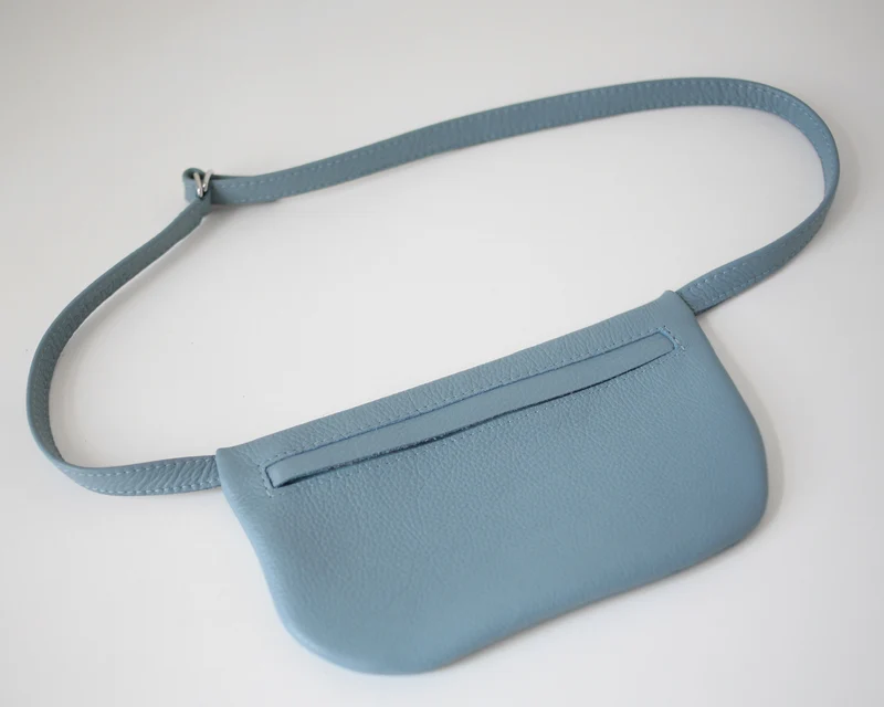Kleine flache Gürteltasche Taubenblau