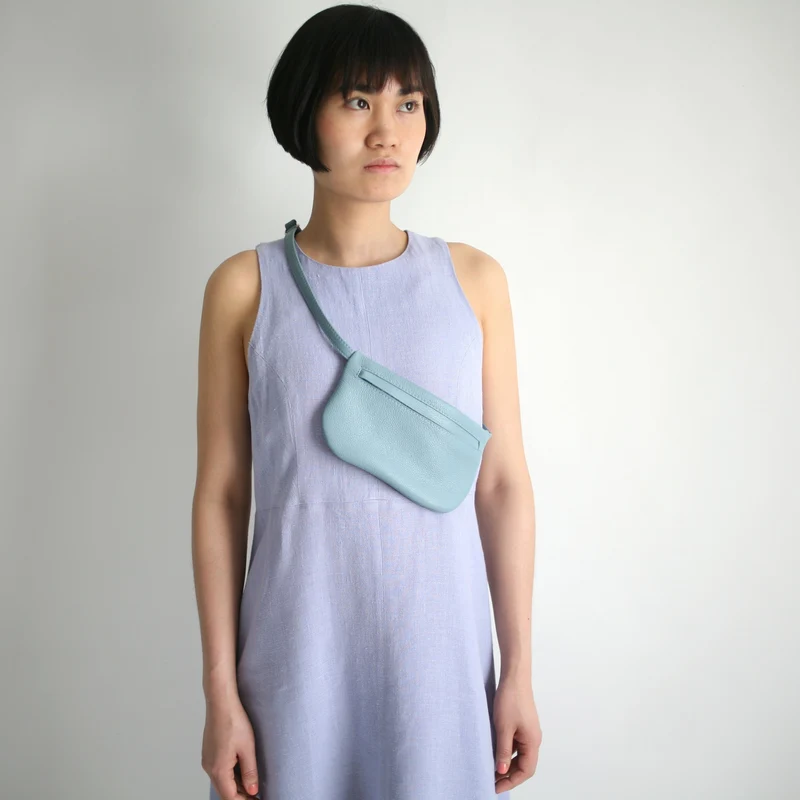 Kleine flache Gürteltasche Taubenblau