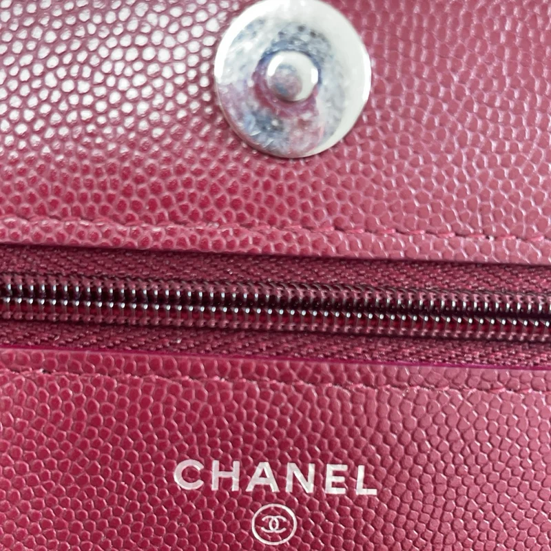 Chanel Burgunder Geldbörse mit Kette (WOC) Multicolor CC
