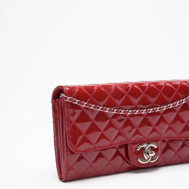 Chanel Timeless Wallet an der Kette East West in Rot