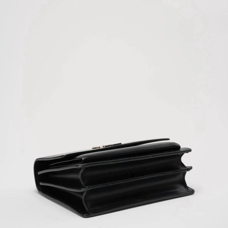 Saint Laurent Schwarzes Kalbsleder Mittleres Monogramm Sonnenuntergang