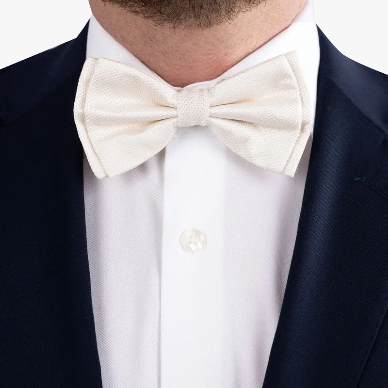 Vorgebundene Fliege aus Seide in uni offwhite
