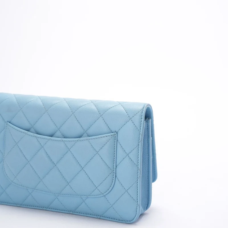 Chanel Classic Wallet an der Kette Hellblaues Kaviarleder Woc