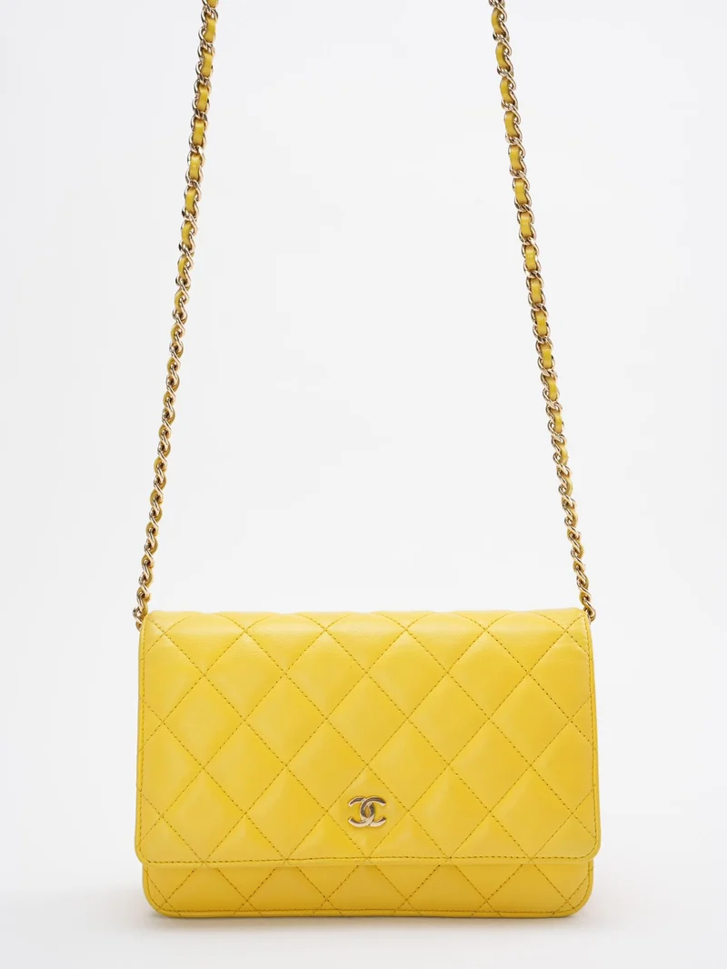 Chanel Geldbörse mit Kette Classic Yellow woc