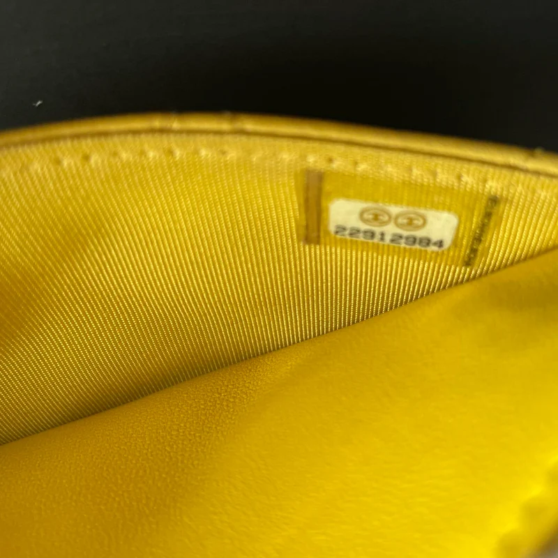 Chanel Geldbörse mit Kette Classic Yellow woc