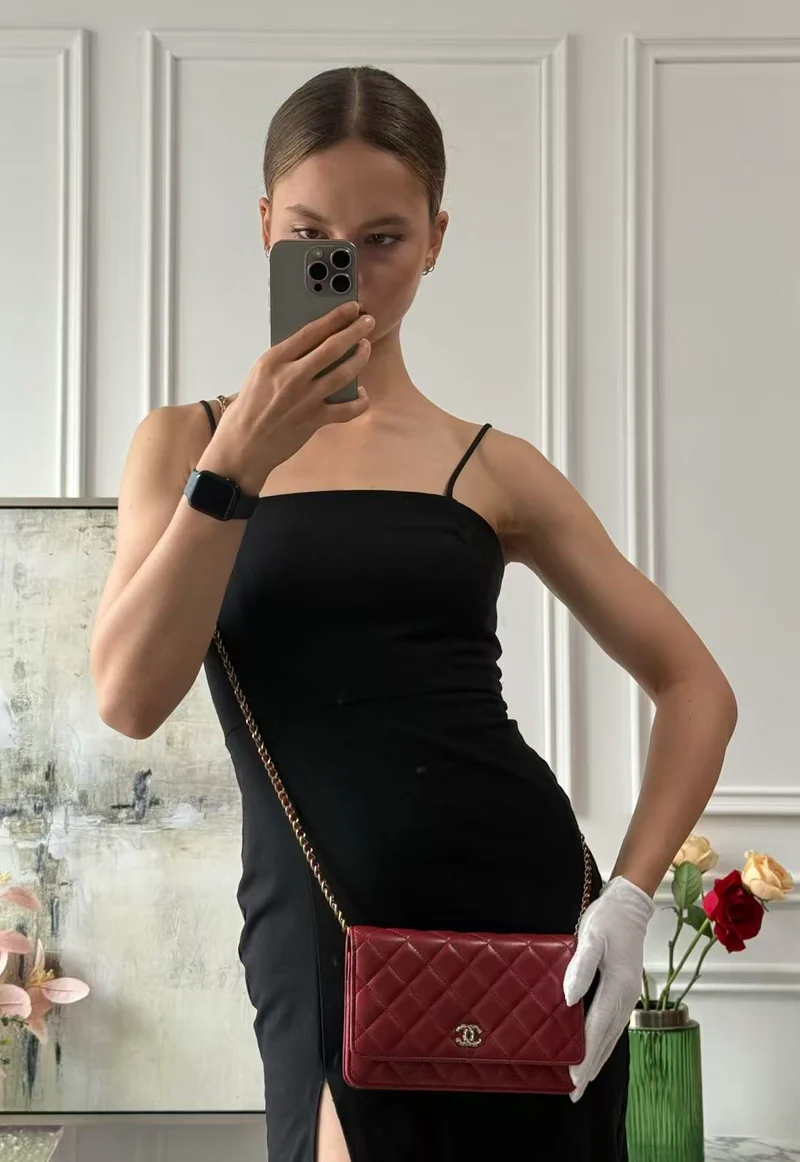 Chanel Geldbörse mit Kette, rote Emaille-Schnalle, klassischer Woc