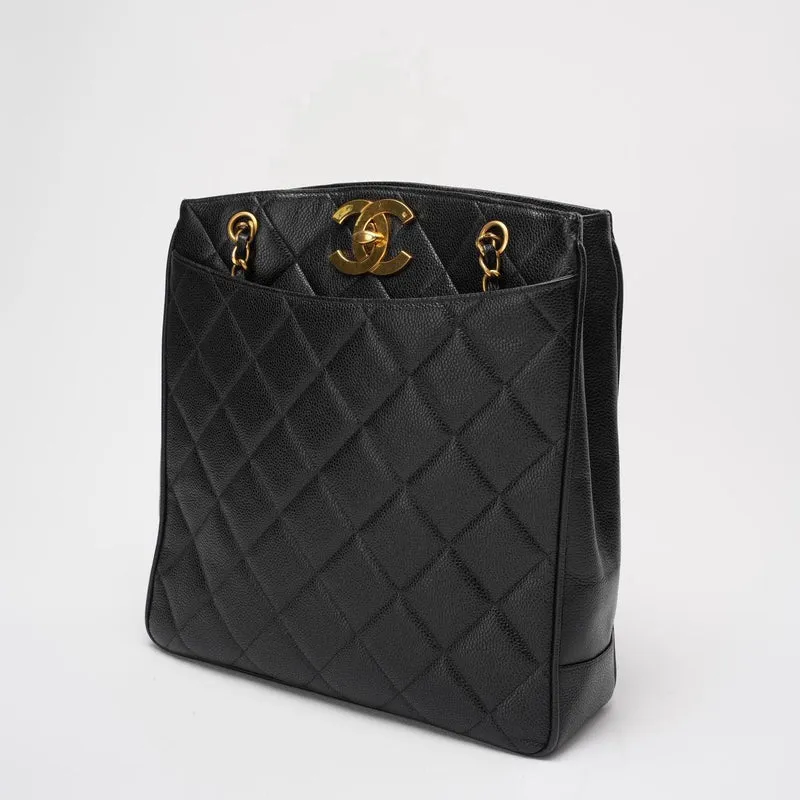 Chanel Vintage 1994 - 1996 Schwarze Kaviar-Schultertasche mit goldenen Beschlägen