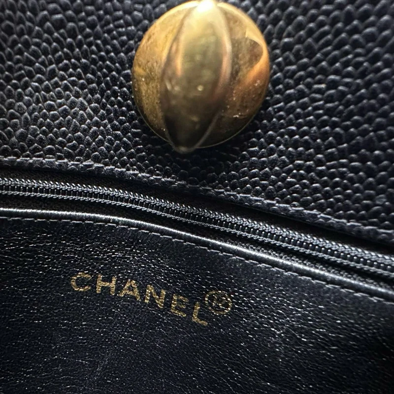 Chanel Vintage 1994 - 1996 Schwarze Kaviar-Schultertasche mit goldenen Beschlägen