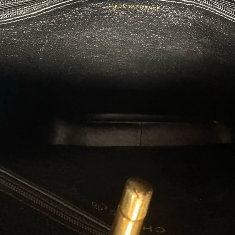 Chanel Vintage 1994 - 1996 Schwarze Kaviar-Schultertasche mit goldenen Beschlägen