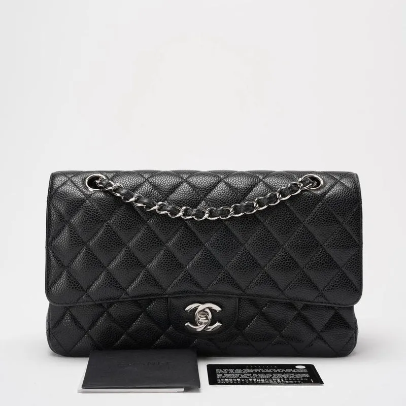 Chanel – Schwarze, gesteppte Caviar-Mitteltasche mit klassischer Doppelklappe