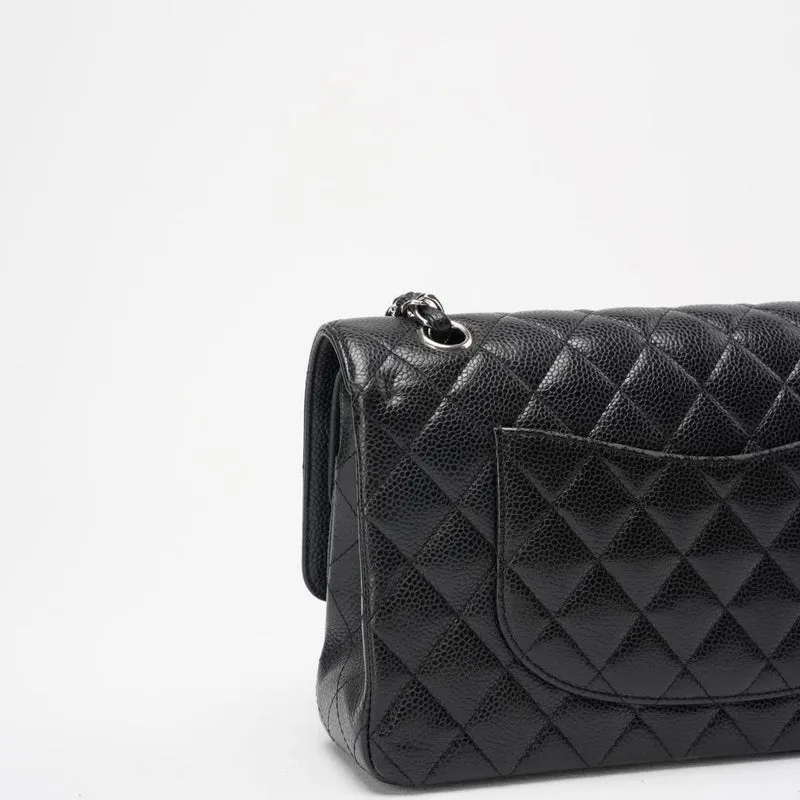 Chanel – Schwarze, gesteppte Caviar-Mitteltasche mit klassischer Doppelklappe