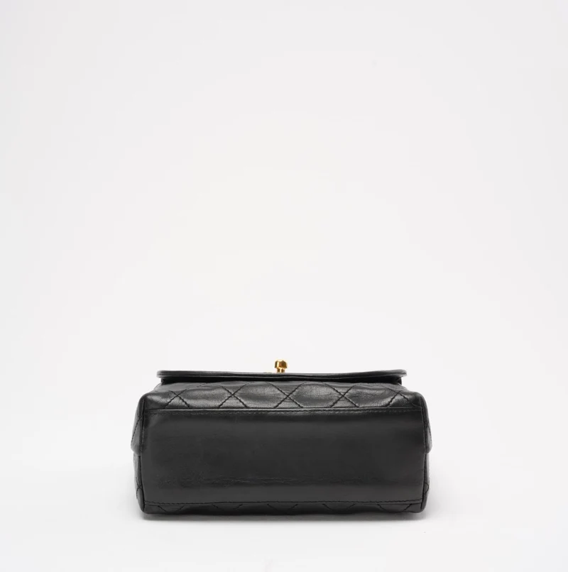 Chanel Vintage Schultertasche aus schwarzem Lammleder