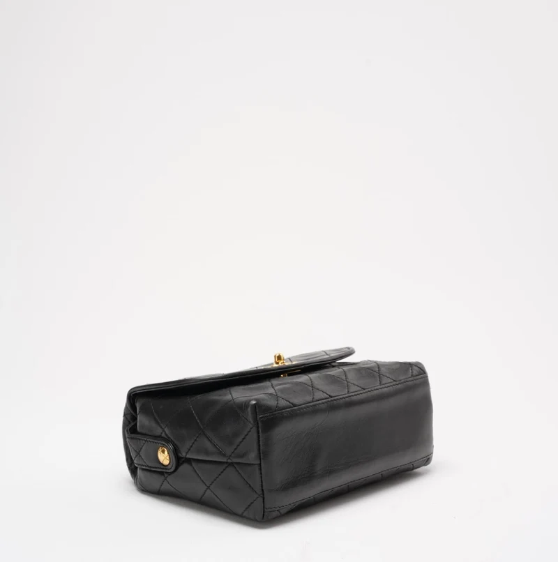 Chanel Vintage Schultertasche aus schwarzem Lammleder