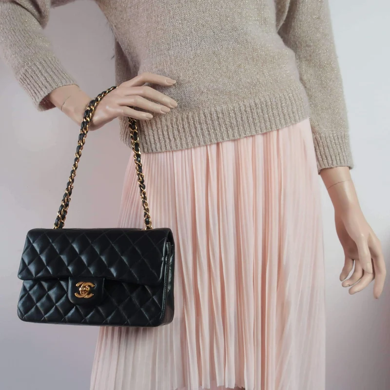 Chanel Vintage Classic Medium Double Flap bag GHW