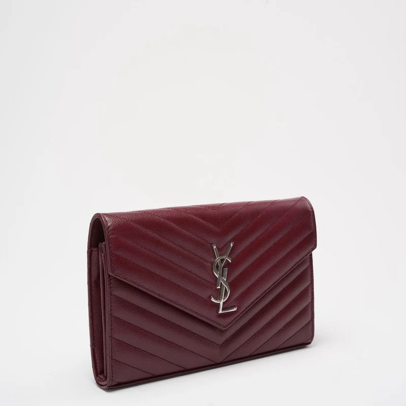 Saint Laurent Mittelgroße Geldbörse mit Kette in Burgunderrot mit Monogramm