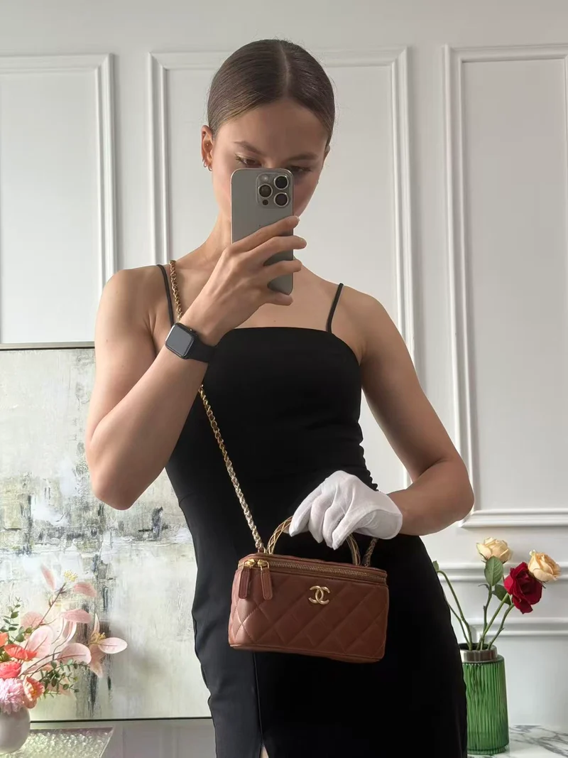 Chanel – Langer Kosmetikkoffer in Karamell mit Kettengriff oben