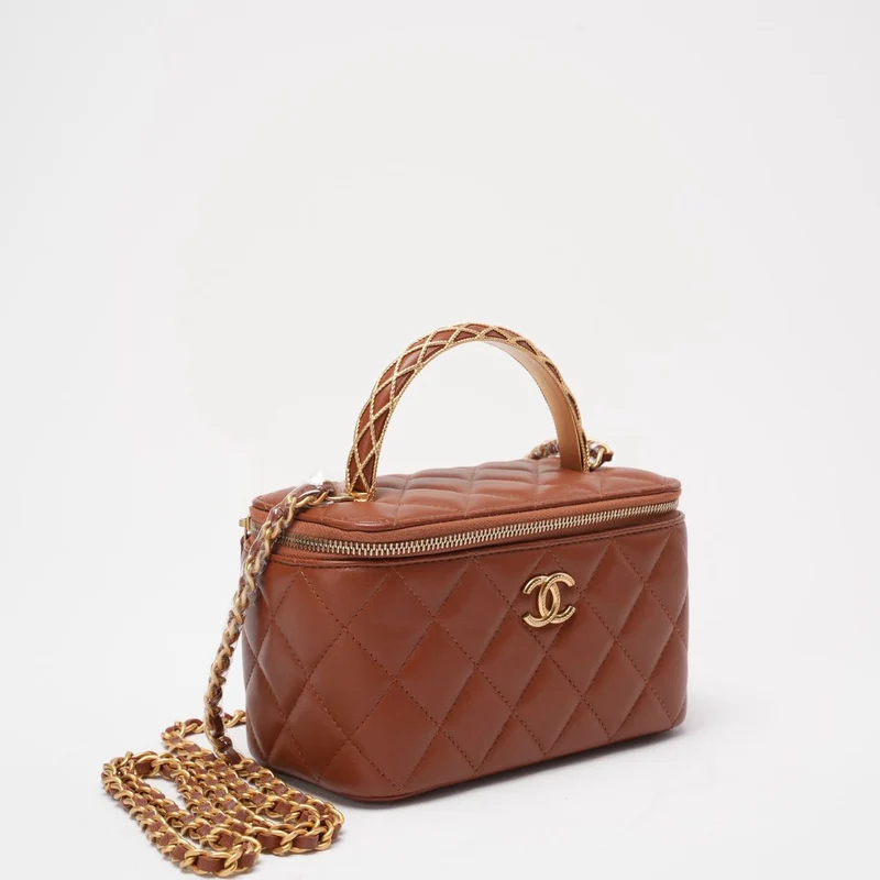 Chanel – Langer Kosmetikkoffer in Karamell mit Kettengriff oben