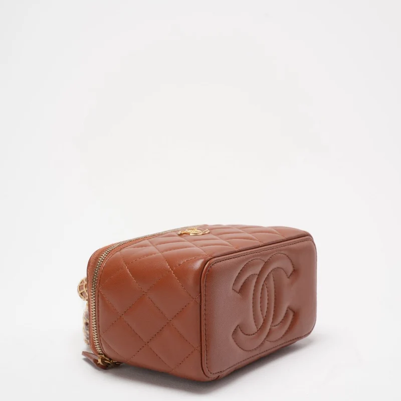 Chanel – Langer Kosmetikkoffer in Karamell mit Kettengriff oben
