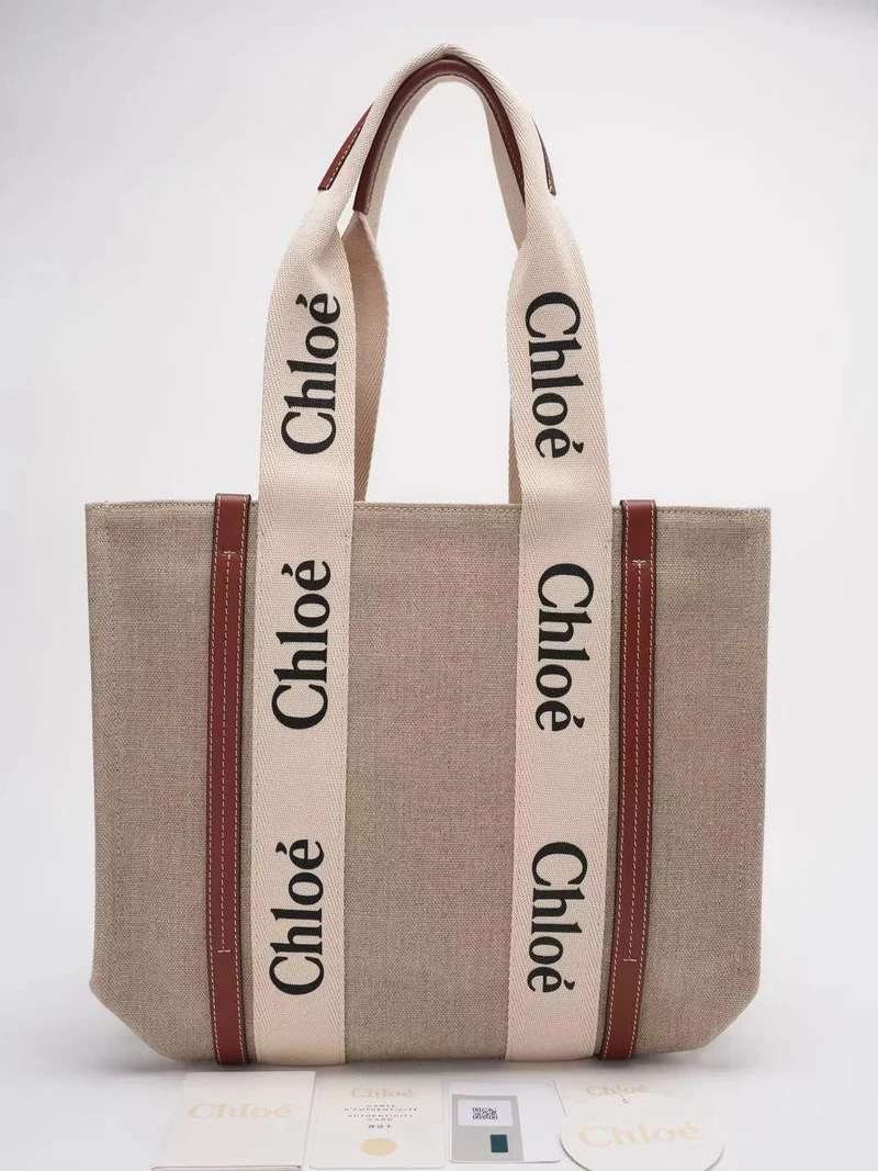 Chloe – Weiße und beige mittelgroße Woody-Tragetasche aus Leinen