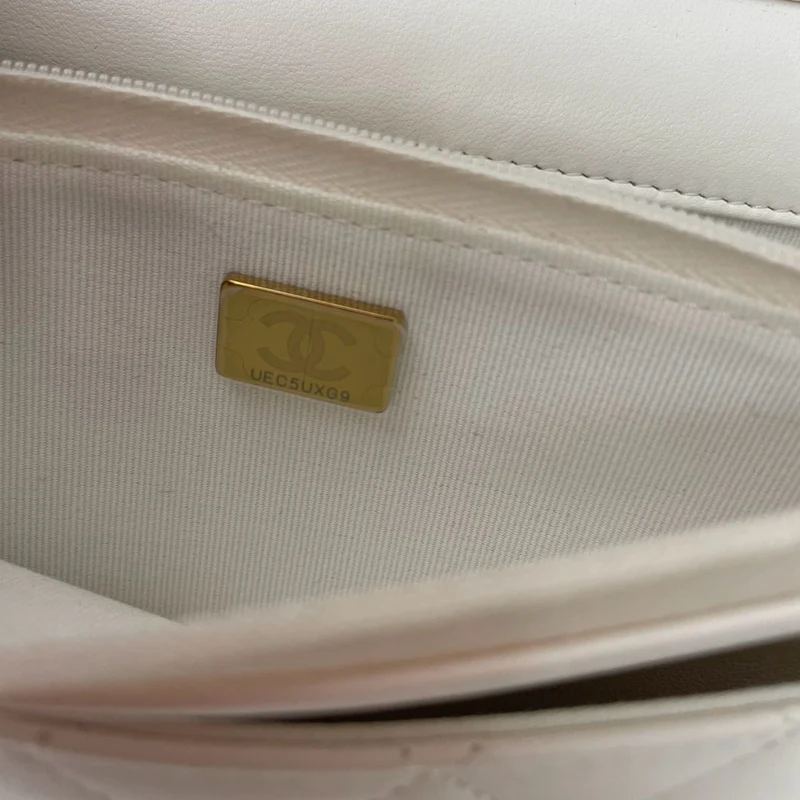Chanel Classic Wallet on Chain (WOC) 22B Weiße Emaille