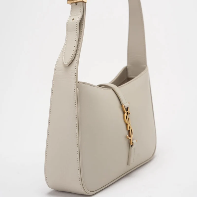 Saint Laurent Le 5 à 7 Schultertasche aus Leder in Cremeweiß mit goldener Hardware