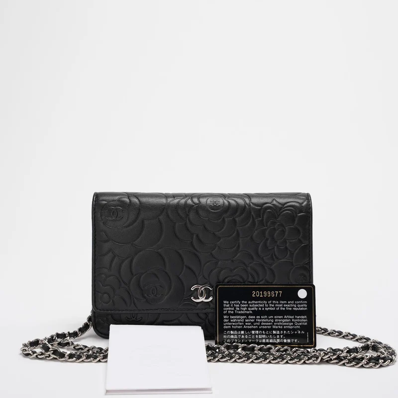 Chanel Geldbörse mit Kette (Woc) Kamelie Schwarzes Lammleder Silber Hardware