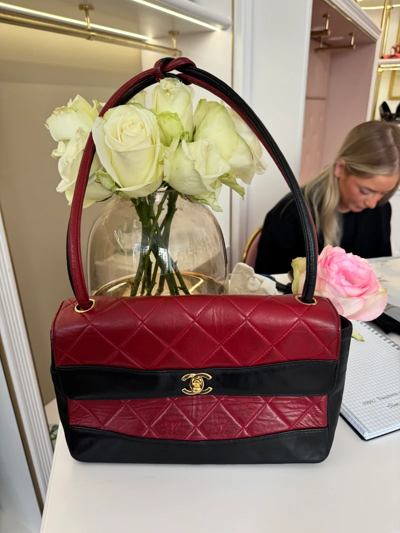 Chanel Vintage Tasche Rote und schwarze aus Lammleder mit 24 Karat Gold Hardware