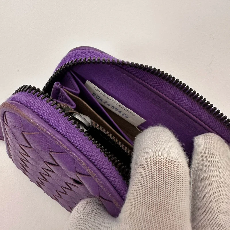 Bifold-Geldbörse aus Intrecciato-Gewebe von Bottega Veneta