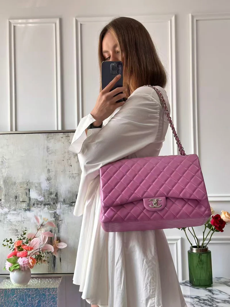 Chanel Timeless Classic Flap Bag Maxi Lila mit silberner Hardware