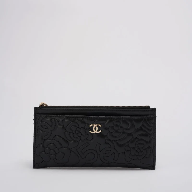 Chanel Camellia gesteppte schwarze Reißverschlusstasche aus Lammleder