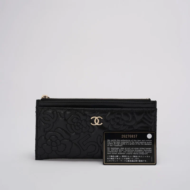 Chanel Camellia gesteppte schwarze Reißverschlusstasche aus Lammleder