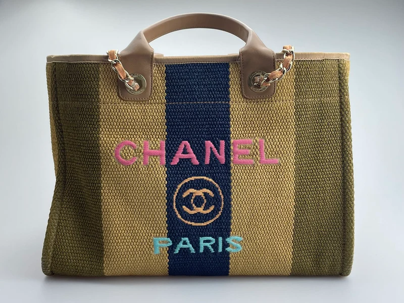 Chanel Deauville Medium Tote Bag aus khaki-beigem und marineblauem Bast mit goldenen Beschlägen
