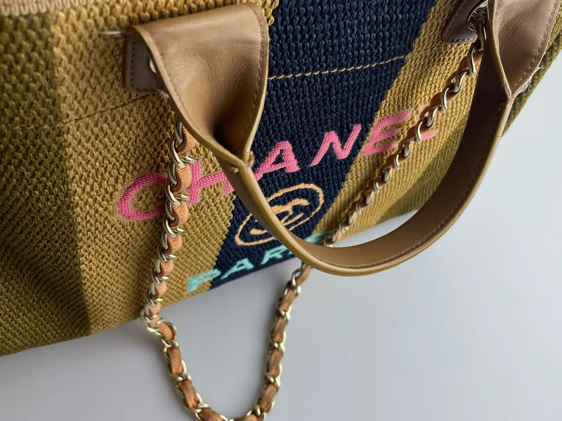 Chanel Deauville Medium Tote Bag aus khaki-beigem und marineblauem Bast mit goldenen Beschlägen