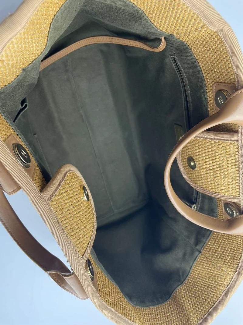 Chanel Deauville Medium Tote Bag aus khaki-beigem und marineblauem Bast mit goldenen Beschlägen