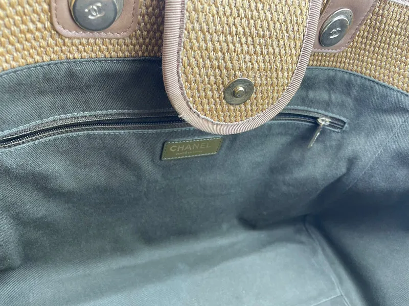 Chanel Deauville Medium Tote Bag aus khaki-beigem und marineblauem Bast mit goldenen Beschlägen
