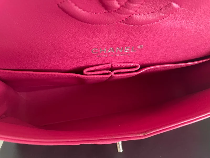 Chanel Timeless Classic Medium Double Flap Bag – Lammleder in Pink mit silberner Hardware