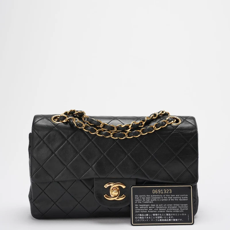 Chanel Vintage Classic Timeless Flap Bag Schwarzes Lammleder mit 24 Karat Goldbeschlägen (selten)
