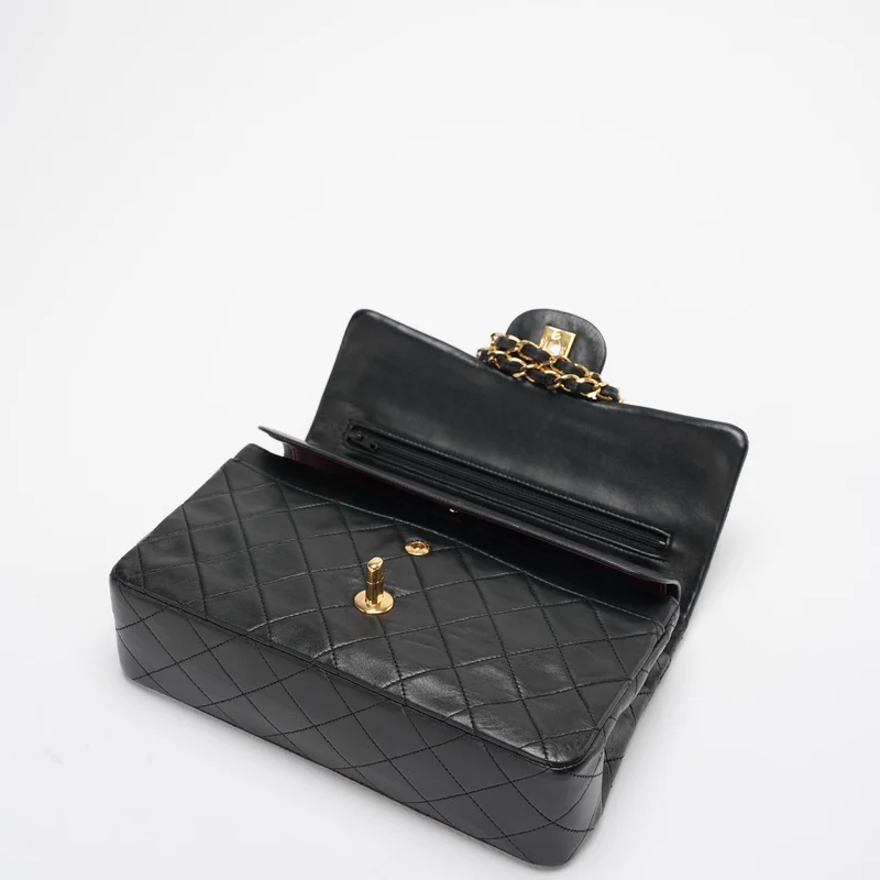 Chanel Vintage Classic Timeless Flap Bag Schwarzes Lammleder mit 24 Karat Goldbeschlägen (selten)