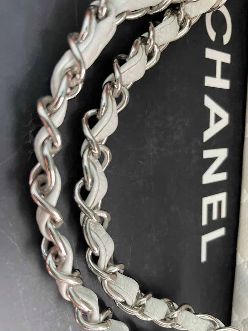 Chanel White Classic Flap Bag aus mittelgroßem Kaviarleder mit silberner Hardware