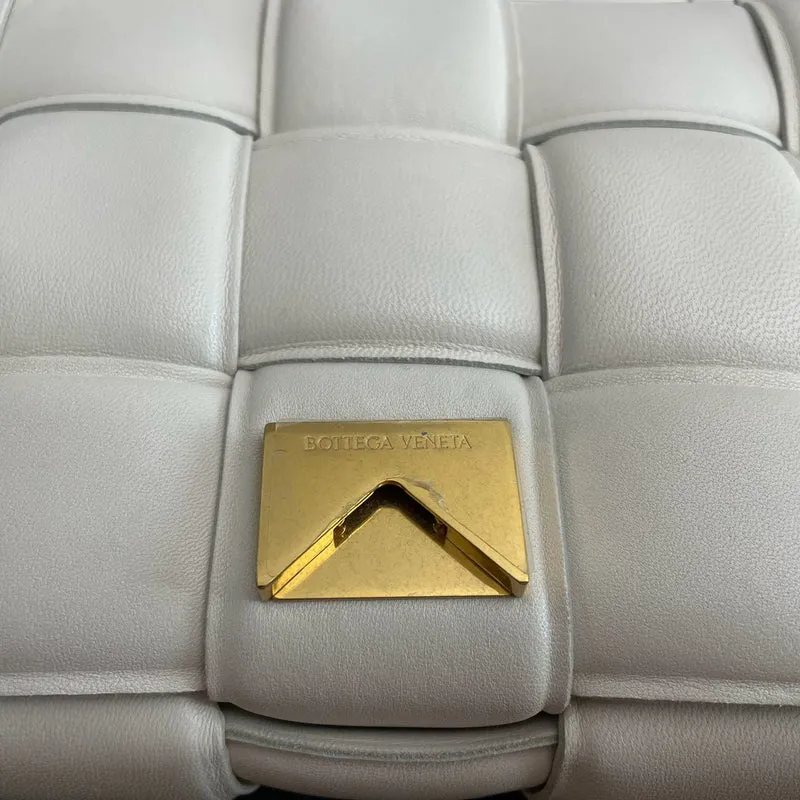 Bottega Veneta – Weiße, gepolsterte Umhängetasche mit Kettenkassette aus Lammleder