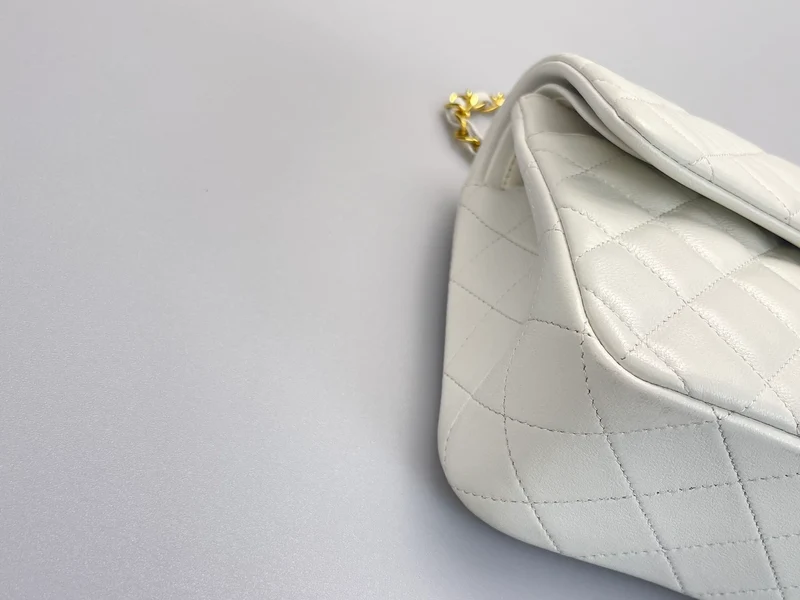 Chanel Vinateg – Klassische Flap Bag in Weiß mit goldener Hardware