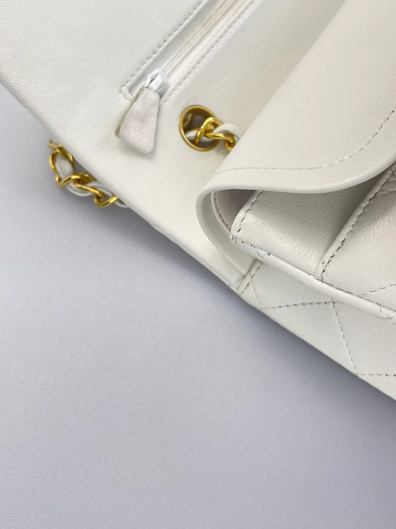 Chanel Vinateg – Klassische Flap Bag in Weiß mit goldener Hardware