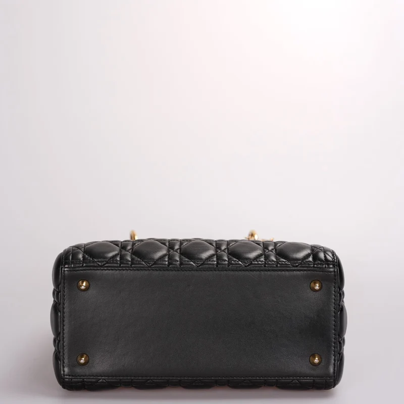 Christian Dior Schwarze mittelgroße Lady Dior Tasche aus Cannage-Lammleder mit goldenen Beschlägen