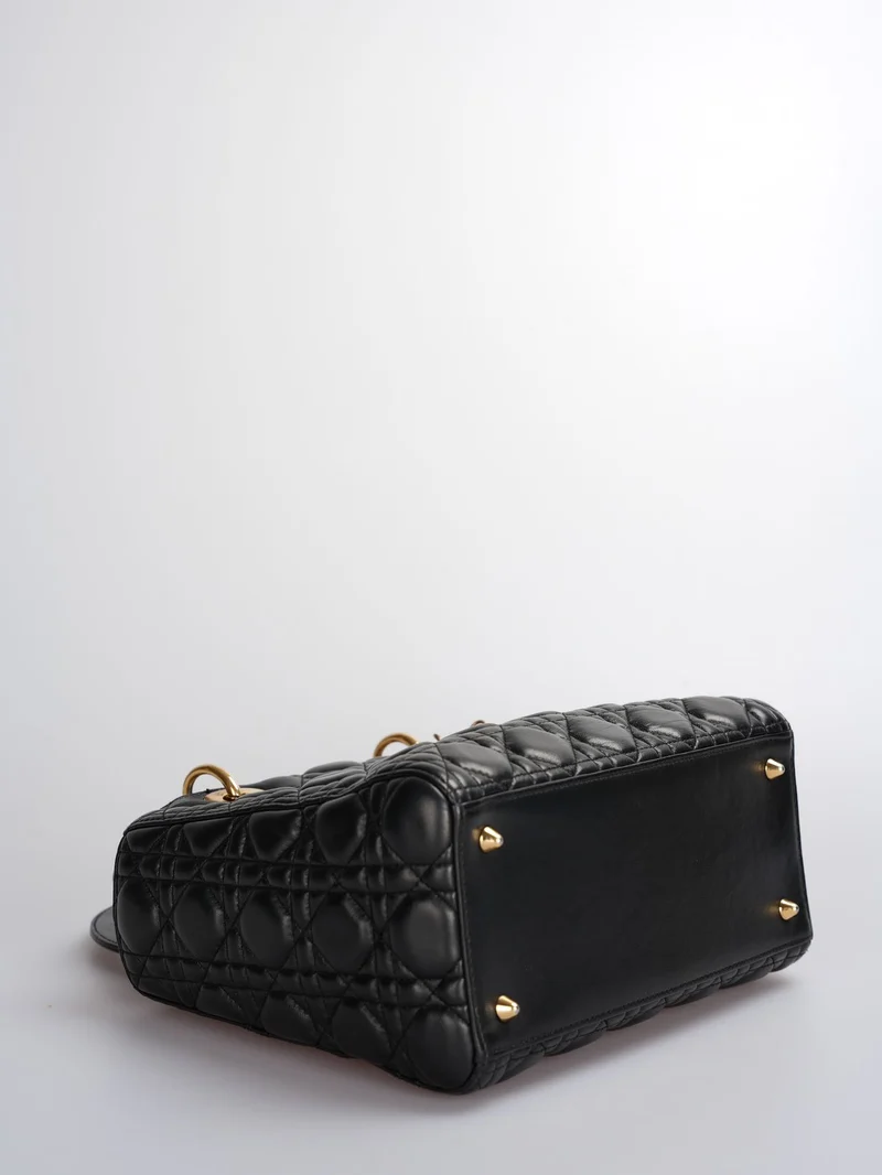 Christian Dior Schwarze mittelgroße Lady Dior Tasche aus Cannage-Lammleder mit goldenen Beschlägen