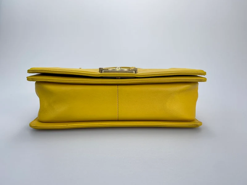 Chanel Le Boy Medium in Zitronengelb mit goldener Hardware