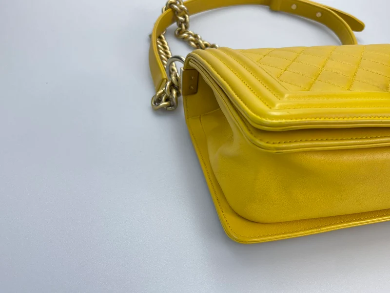 Chanel Le Boy Medium in Zitronengelb mit goldener Hardware